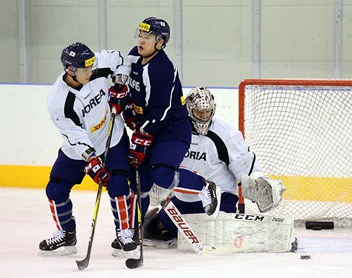 2018 평창동계올림픽대회을 18일 남긴 22일 충북 진천 국가대표선수촌 챔피언하우스에서 남자 아이스하키 대표팀의 미디어데이가 열렸다. 빙상장에서 아이스하키 대표팀이 공개 훈련을 하고 있다. 진천 | 김종원 기자 won@donga.com