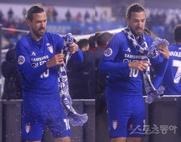 30일 수원월드컵경기장에서 열린 2018 AFC 챔피언스리그 플레이오프 수원삼성과 탄호아(베트남)의 경기에서 수원이 5-1 대승을 거뒀다. 경기 후 수원삼성 데얀이 서포터가 던진 머플러를 목에 감고 있다. 수원 | 김진환 기자 kwangshin00@donga.com