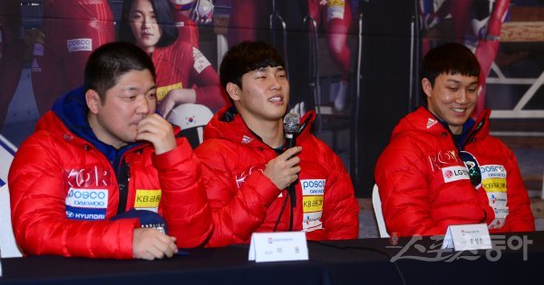 2018 평창동계올림픽에 출전하는 봅슬레이, 스켈레톤 국가대표 미디어데이가 31일 강원도 평창군 용평리조트 타워콘도에서 열렸다. 스켈레톤 윤성빈이 취재진의 질문에 대답하고 있다. 용평 | 김종원 기자 won@donga.com