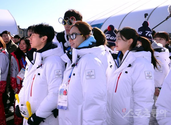 7일 강릉 올림픽선수촌에서 열린 대한민국 선수단 입촌식에서 스피드스케이팅 이상화가 행사장으로 들어가고 있다. 강릉 | 김종원 기자 won@donga.com