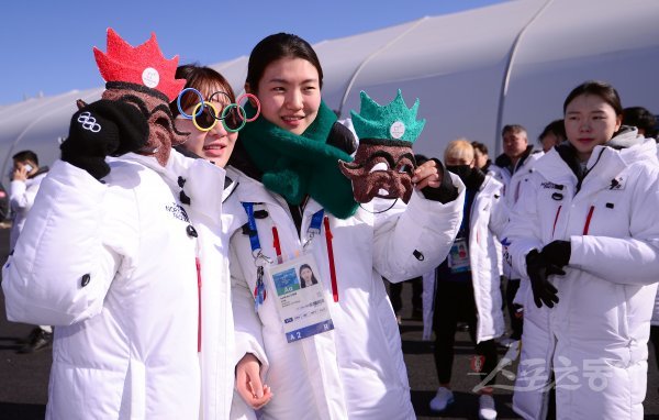 7일 강릉 올림픽선수촌에서 열린 대한민국 선수단 입촌식에서 박승희와 심석희가 오륜기 안경과 하회탈을 들고 기념촬영을 하고 있다. 강릉 | 김종원 기자 won@donga.com