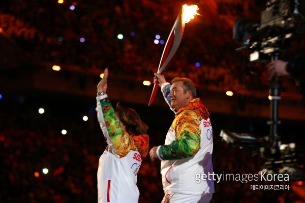 2014 소치올림픽 최종 성화 주자 블라디슬라프 트레티아크(오른쪽)-이리나 로드리나. 사진=게티이미지코리아