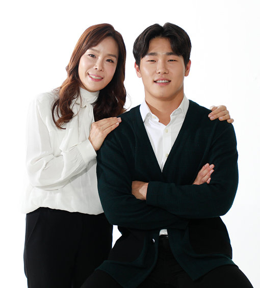 ‘스켈레톤 황제’ 윤성빈(오른쪽)과 그의 어머니 조영희씨. 조씨는 “성빈이의 결정을 100% 믿어주고, 옳다고 생각하는 길을 꿋꿋이 걸어가라고 조언했다”고 했다. 사진제공｜P&G