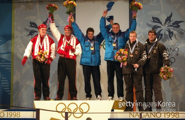 1998 나가노 동계올림픽에서 공동 금메달을 수상한 이탈리아의 귄터 휴버-안토니오 타르타글리아와 캐나다의 피에르 루더스-데이비드 맥이처런. 사진=게티이미지코리아