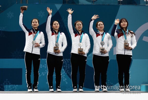 한국컬링의 새 역사를 쓴 주인공들이다. 김은정, 김경애, 김선영, 김영미, 김초희(왼쪽부터)로 구성된 여자컬링대표팀이 25일 강릉컬링센터에서 열린 스웨덴과의 2018평창동계올림픽 컬링 여자 결승전 이후 거행된 시상식에서 홈 관중에게 손을 흔들어 인사하고 있다. 대표팀은 결승에서 아쉽게 3-8로 졌지만, 값진 은메달을 목에 걸었다. 사진=게티이미지코리아