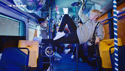 평창 롱패딩에 이어 올봄에는 스니커즈 열풍이 불 것으로 예상되면서 아웃도어·스포츠 브랜드들이 앞다퉈 스니커즈 제품을 쏟아내고 있다. 사진은 아이더 전속모델 워너원의 CF 한 장면. 사진제공｜아이더