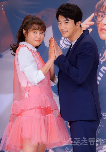 최강희(왼쪽)와 권상우가 26일 열린 KBS 2TV 드라마 ‘추리의 여왕 시즌2’ 제작발표회에서 손바닥을 맞댄 포즈로 드라마 속 콤비플레이를 짐작케 했다. 같은 시간대 방송하는 경쟁 드라마 ‘리턴’을 의식해서인지 권상우는 이날 “시청률은 리턴한다”고 자신했다. 김진환 기자 kwangshin00@donga.com