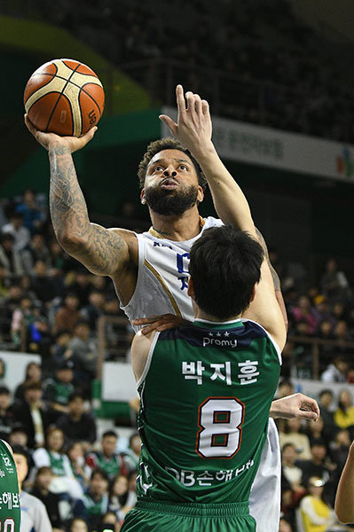 KCC가 1일 DB 원정에서 33점으로 맹활약한 안드레 에밋을 앞세워 78-73 승리를 거두고 우승 경쟁을 이어나갔다. 에밋이 DB 박지훈을 앞에 두고 골밑슛을 던지고 있다. 사진제공 ｜ KBL