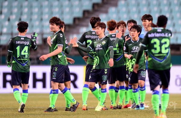 6일 전주월드컵경기장에서 열린 ‘2018 아시아축구연맹(AFC) 챔피언스리그’ 전북 현대와 텐진 취안젠(중국)의 조별예선경기에서 전북이 텐진에 6-3으로 승리한 뒤 선수들이 그라운드에서 기쁨을 나누고 있다. 전주 | 김민성 기자 marineboy@donga.com