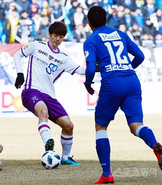 4년 만에 K리그로 돌아와 친정팀 수원이 아닌 전남 유니폼을 입은 하태균(왼쪽)은 “팀에선 난 신인일 뿐이다”면서도 “가슴 속에서 자신감이 생겼다. 과거의 응어리를 털어내고 내가 만족할 수 있는 경기를 하겠다”고 말했다. 수원 ｜ 김민성 기자 marineboy@donga.com