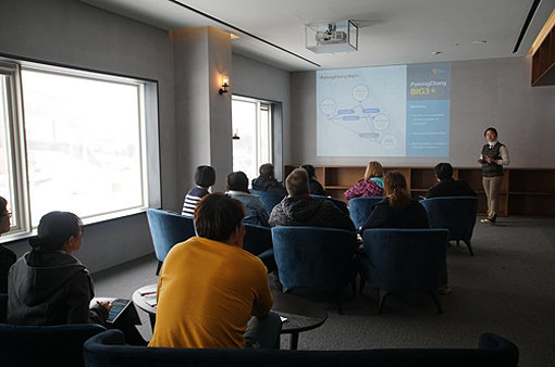 한국관광공사 직원이 해외 여행사 관계자들에게 강원도 스키상품에 대해 설명하고 있는 모습. 사진제공｜한국관광공사