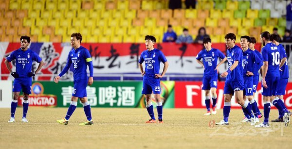 7일 경기도 수원월드컵경기장에서 열린 ‘2018 아시아축구연맹(AFC) 챔피언스리그’ 수원 삼성과 상하이 선화(중국)의 조별예선경기에서 수원이 상하이와 1-1 무승부를 기록한 뒤 선수들이 그라운드에서 아쉬워하고 있다. 수원 | 김민성 기자 marineboy@donga.com