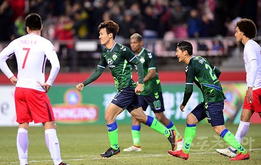 6일 전주월드컵경기장에서 열린 ‘2018 아시아축구연맹(AFC) 챔피언스리그‘ 전북 현대와 텐진 취안젠(중국)의 조별예선경기에서 전북 한교원이 역전골을 성공시킨 뒤 환호하고 있다. 전주 | 김민성 기자 marineboy@donga.com