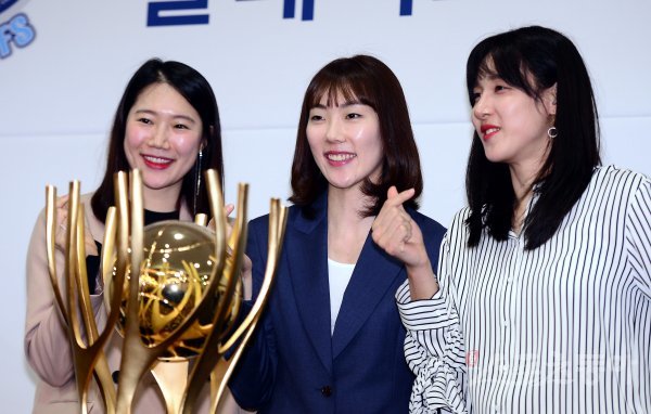 8일 서울 양재동 더케이호텔에서 ‘신한은행 2017-2018 여자프로농구’ 플레이오프 미디어데이가 열렸다. KB 강아정, 우리은행 박혜진, 신한은행 김단비가 카메라를 향해 포즈를 취하고 있다. 김민성 기자 marineboy@donga.com
