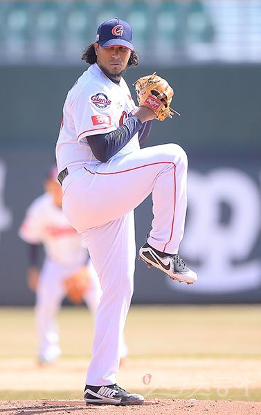 13일 부산 사직야구장에서 2018 신한은행 마이카 KBO리그 시범경기 롯데자이언츠와 LG트윈스의 경기가 열렸다. 롯데 투수 듀브론트. 부산 | 김진환 기자 kwangshin00@donga.com