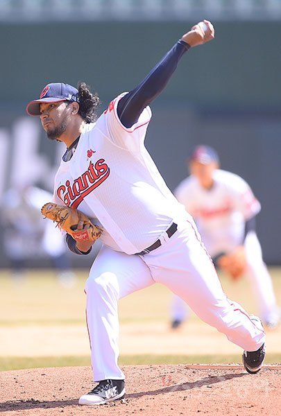 13일 부산 사직야구장에서 2018 신한은행 마이카 KBO리그 시범경기 롯데자이언츠와 LG트윈스의 경기가 열렸다. 롯데 투수 듀브론트. 부산 | 김진환 기자 kwangshin00@donga.com