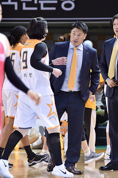KB스타즈 안덕수 감독-정미란(왼쪽). 사진제공｜WKBL