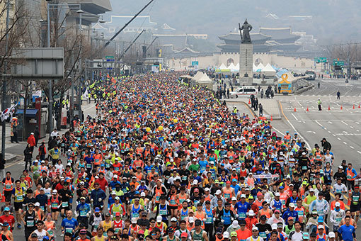 3만5000여 건각들이 겨우내 움츠려있던 서울 도심을 뜨겁게 달궜다. 2018 서울국제마라톤 겸 제89회 동아마라톤이 18일 서울 일원에서 성황리에 열렸다. 엘리트선수 100여명과 마스터스 참가자 3만5000여명은 광화문과 잠실종합운동장으로 연결된 코스를 달리며 봄의 기운을 만끽했다. 광화문에서 힘차게 출발 하고 있는 마스터스 참가자들. 광화문 | 전영한 동아일보 기자 scoopjyh@donga.com