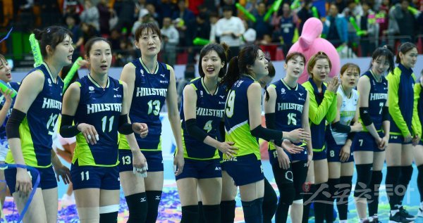 19일 수원실내체육관에서 열린 ‘2017-18 도드람 V리그’ 여자부 플레이오프 2차덩 IBK기업은행와 현대건설 경기에서 4세트 이다영의 서브 득점으로 세트스코어 3-1 역전승을 거두며 PO 전전 1승 1패를 기록한 현대건설 선수들이 기뻐하고 있다. 수원 | 김종원 기자 won@donga.com