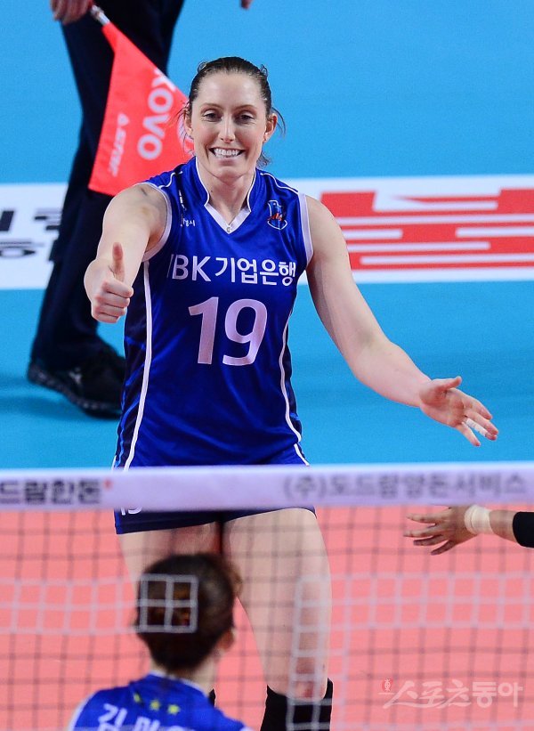 21일 화성종합실내체육관에서 열린 ‘2017-18 도드람 V리그’ 여자부 플레이오프 최종 3차전 현대건설과 IBK기업은행 경기에서 IBK기업은행 메디가 공격 득점에 성공한 후 엄지손가락을 들어보이 있다. 화성 | 김종원 기자 won@donga.com