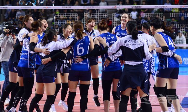 21일 화성종합실내체육관에서 열린 ‘2017-18 도드람 V리그’ 여자부 플레이오프 최종 3차전 현대건설과 IBK기업은행 경기에서 세트스코어 3-0 승리를 거두며 챔피언결정전에 진출한 IBK기업은행 선수들이 환호하고 있다. 화성 | 김종원 기자 won@donga.com