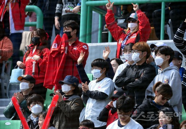 25일 인천 SK행복드림구장에서 ‘2018 신한은행 마이카 KBO리그’ SK 와이번스와 롯데 자이언츠의 경기가 열렸다. 미세먼지가 기승을 부리는 휴일을 맞아 야구팬들이 마스크를 쓰고 경기를 즐기고 있다. 인천 | 김민성 기자 marineboy@donga.com