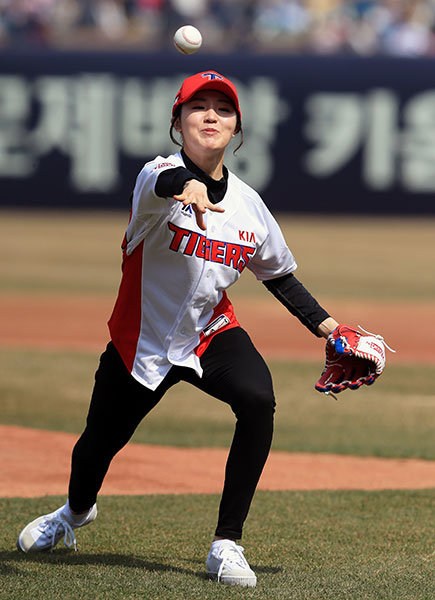 25일 오후 광주-기아챔피언스필드에서 열린 2018 프로야구 KIA 타이거즈와 kt 위즈의 경기에서 쇼트트랙 대표 김아랑이 시구하고 있다. 사진제공|스포츠코리아