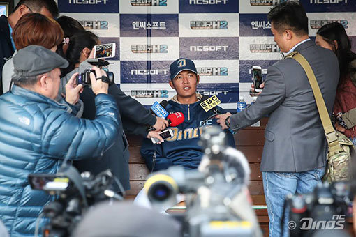 왕웨이중을 취재하는 대만 언론. 사진제공|NC 다이노스