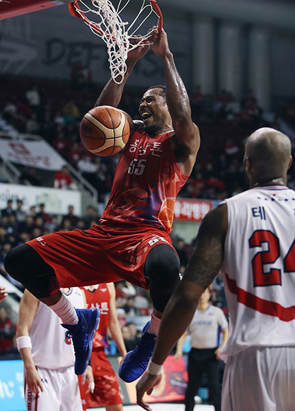 안양 KGC 데이비드 사이먼은 203㎝의 큰 키에도 화려한 기술 농구를 선보이는 선수다. ‘빅맨 테크니션’의 전형적인 모습이다. 작은 선수만이 ‘기술’ 농구를 할 수 있다는 오랜 편견을 깨고 있다. 사진제공｜스포츠코리아