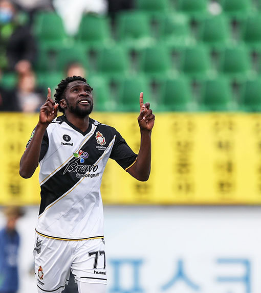 경남FC 네게바가 지난달 17일 광양전용구장에서 열린 전남 드래곤즈와의 경기에서 골을 넣고 세리머니를 펼치고 있다. 4경기에서 2골·2도움을 올린 네게바의 빠른 적응에 말컹에 집중됐던 경남의 공격이 더 화려해지고 있다. 사진제공 | 한국프로축구연맹