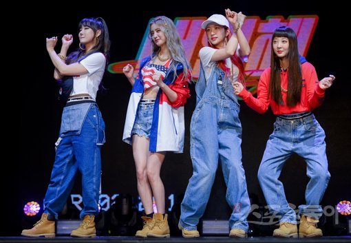 걸그룹 EXID가 ‘복고’ 스타일로 돌아왔다. 2일 뉴잭스윙 장르의 ‘내일해’를 발표한 EXID는 복고 콘셉트에 맞춰 벙거지모자와 통 넓은 힙합바지, 헐렁한 티셔츠 등 그동안 볼 수 없는 이미지로 변신을 시도했다. 김진환 기자 kwangshin00@donga.com