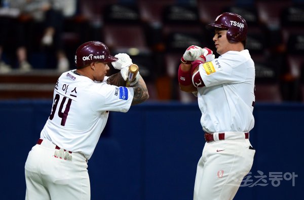 4일 서울 고척스카이돔에서 ‘2018 신한은행 마이카 KBO리그’ 넥센 히어로즈와 kt 위즈의 경기가 열렸다. 1회말 1사 1루에서 넥센 박병호가 kt 류희운을 상대로 좌월 투런 홈런을 쏘아 올린 뒤 초이스와 세리머니를 펼치고 있다. 고척 | 김민성 기자 marineboy@donga.com