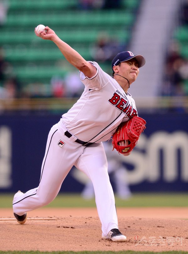 4일 서울 잠실야구장에서 ‘2018 신한은행 MY CAR KBO리그’ LG트윈스와 두산베어스 경기가 열렸다. 선발 투수로 등판한 두산 이용찬이 역투하고 있다. 잠실 | 김종원 기자 won@donga.com