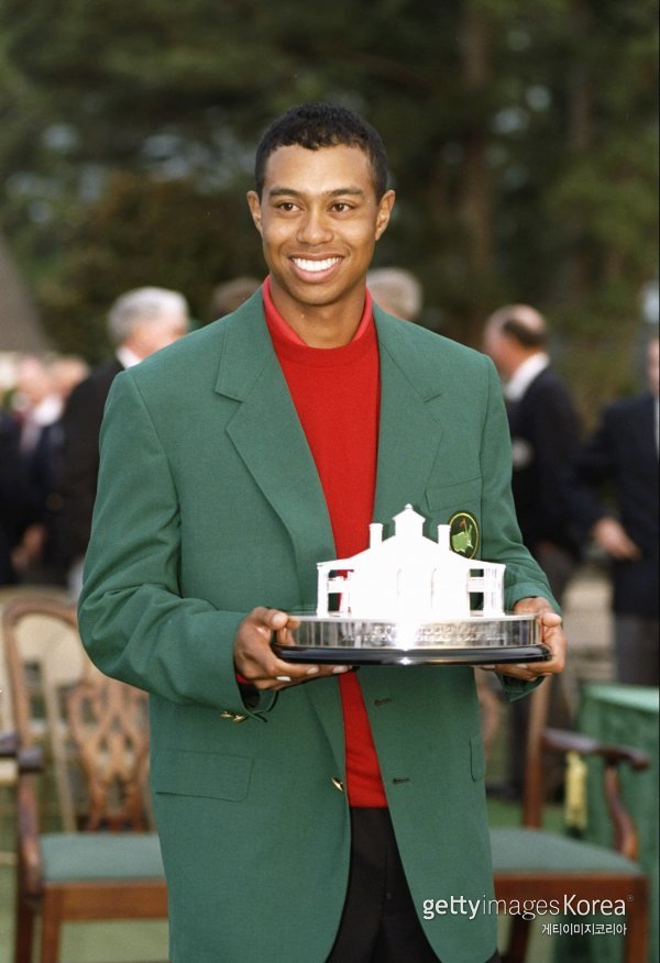 1997 마스터스 우승자 타이거 우즈가 그린재킷을 입고 있다. 사진=게티이미지코리아