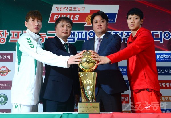 5일 서울시 강남구 KBL센터에서 열린 ‘2017-2018 프로농구’ 챔피언결정전 미디어데이 원주DB 이상범 감독, 두경민과 서울SK 문경은 감독, 김선형이 우승트로피 앞에서 기념촬영을 하고 있다. 김종원 기자 won@donga.com
