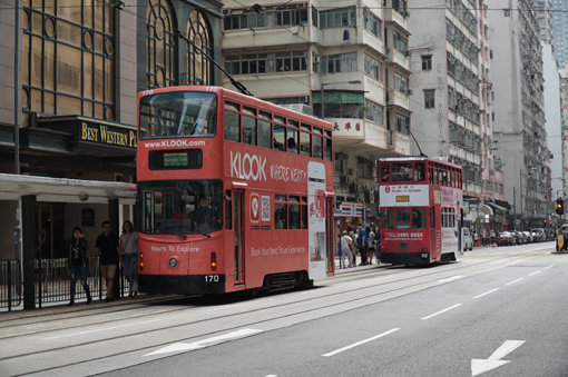 홍콩 사이잉푼 거리를 지나가는 이층 버스에 클룩 광고가 붙어 있다.