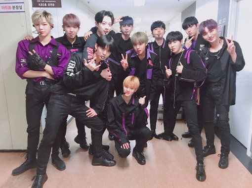 울트라 바이올렛 색상의 무대 의상을 입은 그룹 워너원. 사진출처|워너원 공식 트위터