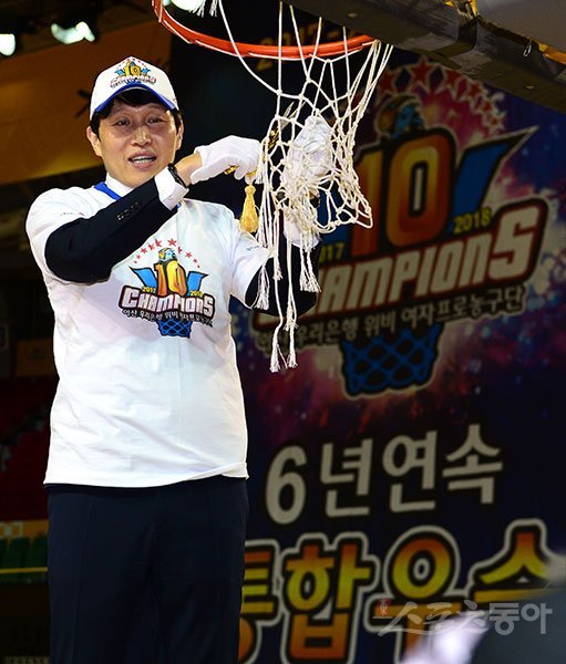 우리은행 위성우 감독이 지난달 21일 청주실내체육관에서 열린 ‘2017∼2018 여자프로농구’ 챔피언결정 3차전 승리로 우승을 확정한 뒤 그물 커팅을 하며 기념촬영을 하고 있다. 스포츠동아DB