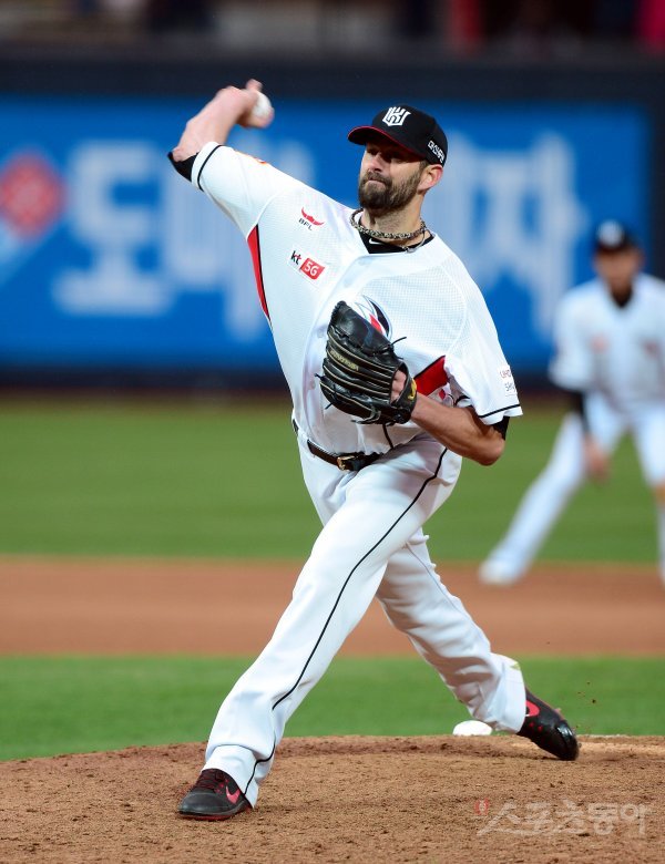 8일 수원 kt위즈파크에서 ‘2018 신한은행 마이카 KBO리그’ kt 위즈와 한화 이글스의 경기가 열렸다. 8회초 무사에서 kt 니퍼트가 구원 등판해 볼을 던지고 있다. 수원 | 김민성 기자 marineboy@donga.com