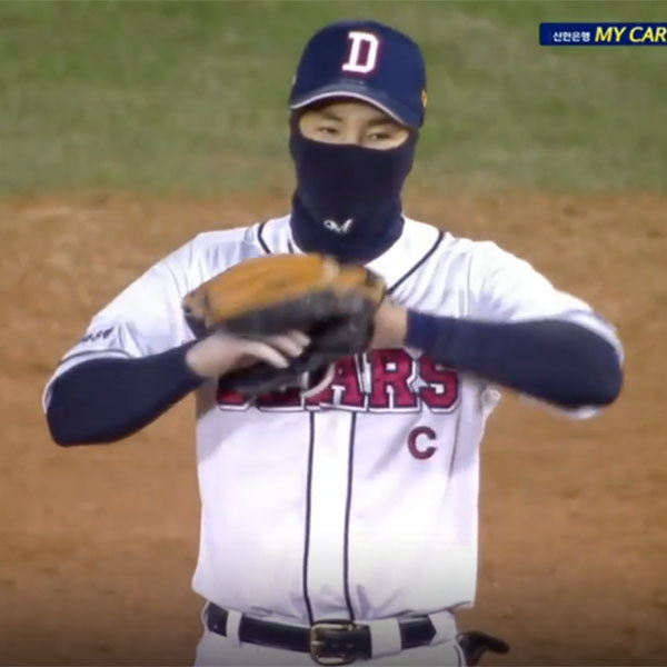 지난 토요일 NC와의 경기에서 추위 탓에 방한 용품을 착용한 오재원. 사진｜MBC 스포츠플러스 캡쳐