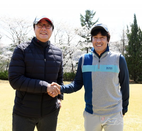 대한축구협회, 한국프로축구연맹, 전북 현대, 울산 현대가 주최하고 스포츠서울, 스포츠동아, 스포츠경향, 스포츠월드, 스포츠조선, 일간스포츠 등 스포츠전문 미디어 6개사가 후원하는 ‘2018년 축구인 골프대회’가 9일 용인 골드 CC에서 열렸다. 
올해로 5회째를 맞은 골프대회에 참석한 황선홍 FC서울 감독과 서정원 수원삼성 감독이 라운드 전 악수를 하고 있다. 용인 | 김민성 기자 marineboy@donga.com