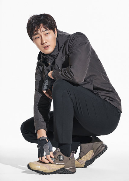 봄 산행 얕보다간 큰코다칠지 모른다. 봄꽃이 핀 산에는 여전히 겨울의 기운이 남아 있기 때문이다. 따라서 봄산을 오를 때에도 안전을 위한 장비를 챙기는 것이 필수다. 사진은 울트라 듀얼 보아 고어텍스 서라운드 등산화를 신은 노스페이스 전속모델 소지섭. 사진제공｜노스페이스