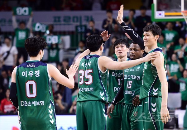 10일 강원도 원주 치악체육관에서 열린 ‘2017-2018 정관장 프로농구’ 원주 DB와 서울 SK의 챔피언결정전 2차전 경기에서 DB가 94-89로 SK에 승리한 뒤 선수들이 코트에서 기쁨을 나누고 있다. 원주 | 김민성 기자 marineboy@donga.com