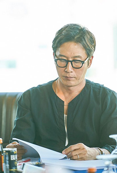 영화 ‘독전’ 시나리오 리딩 현장에서의 故 배우 김주혁. 사진제공|용필름