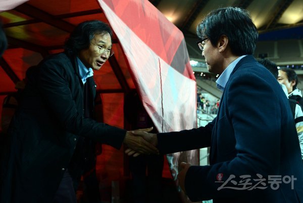 11일 상암벌에서 만난 포항 최순호(왼쪽) 감독과 서울 황선홍 감독은 오랜 시간에 걸쳐 많은 공통분모를 쌓았다. 이러한 인연 덕분일까. 선배인 최순호 감독은 최근 어려움을 겪고 있는 황선홍 감독에게 따뜻한 격려를 건넸다. 얄궂게도 이날 경기의 승자는 후배인 황 감독이었다. 상암 | 김민성 기자 marineboy@donga.com