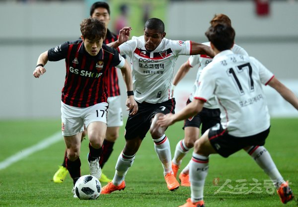 11일 서울 월드컵경기장에서 열린 ‘KEB하나은행 K리그1 2018’ FC 서울과 포항 스틸러스의 경기에서 서울 신광훈이 포항 제테르손의 수비를 제치며 돌파하고 있다. 상암 | 김민성 기자 marineboy@donga.com