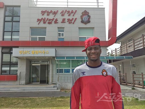 12일 경남FC 클럽하우스 앞에서 활짝 웃고 있는 말컹. 함안 ｜ 정지욱 기자 stop@donga.com