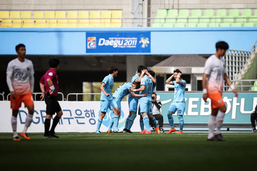 대구FC 선수들이 15일 대구스타디움에서 벌어진 ‘KEB하나은행 K리그1 2018’ 7라운드 강원FC와의 홈경기에서 후반 39분 김진혁의 골이 터지자 한 데 모여 기뻐하고 있다. 사진제공 | 한국프로축구연맹