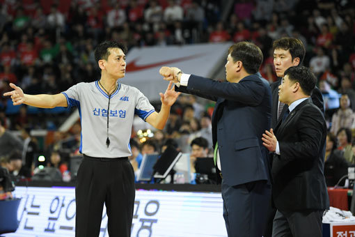 DB 이상범 감독(오른쪽에서 세 번째)이 14일 잠실학생체육관에서 열린 서울 SK와의 챔피언결정전 4차전 도중 판정에 항의하고 있다. 왼쪽 끝은 김도명 심판. 이번 챔프전에서는 유독 심판의 판정이 도마 위에 오르고 있다. 사진제공 ｜ KBL