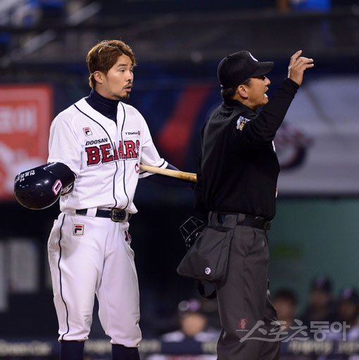 3일 서울 잠실야구장에서 ‘2018 신한은행 MY CAR KBO리그‘ LG트윈스와 두산베어스 경기가 열렸다. 9회말 무사 두산 오재원이 삼진 아웃을 당한 후 항의를 하자 박종철 주심이 퇴장 선언을 하고 있다. 잠실 | 김종원 기자 won@donga.com